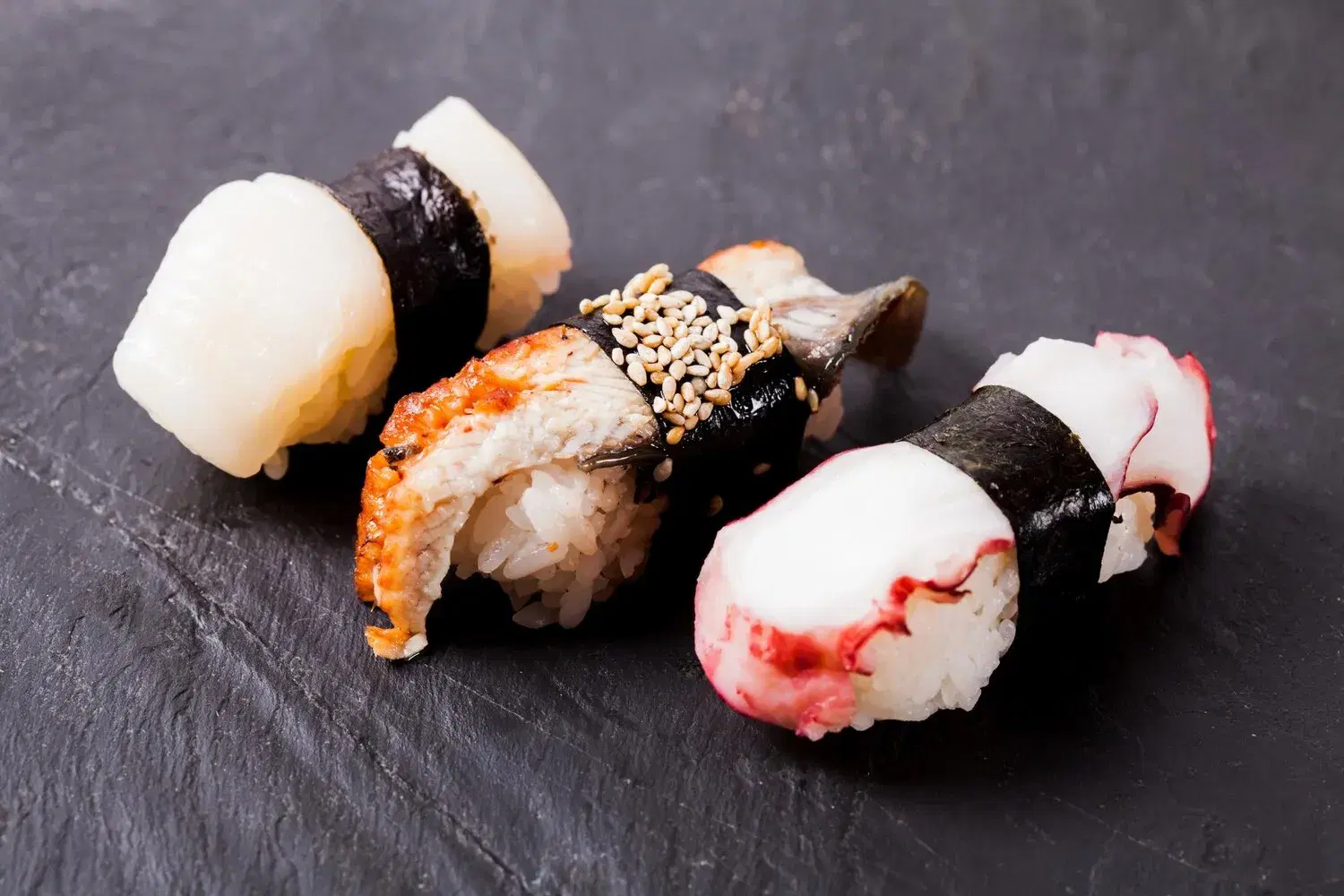 Nigiri https://4kym48m6w0dj35od.public.blob.vercel-storage.com/dishes/internal/nigiri-1759361031946.webp
