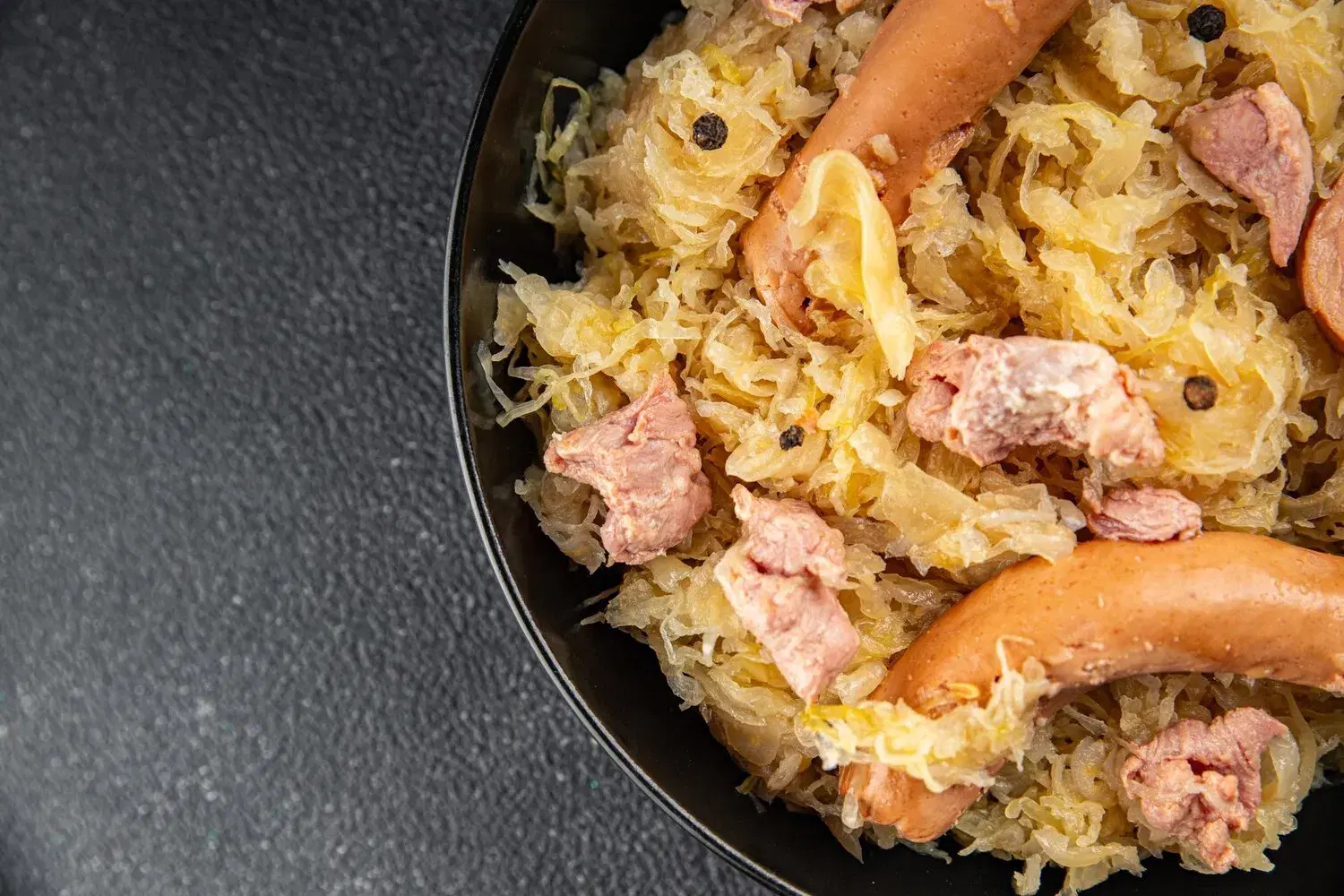 Choucroute Garnie Choucroute Garnie https://4kym48m6w0dj35od.public.blob.vercel-storage.com/dishes/internal/choucroute-garnie-1759360610143.webp