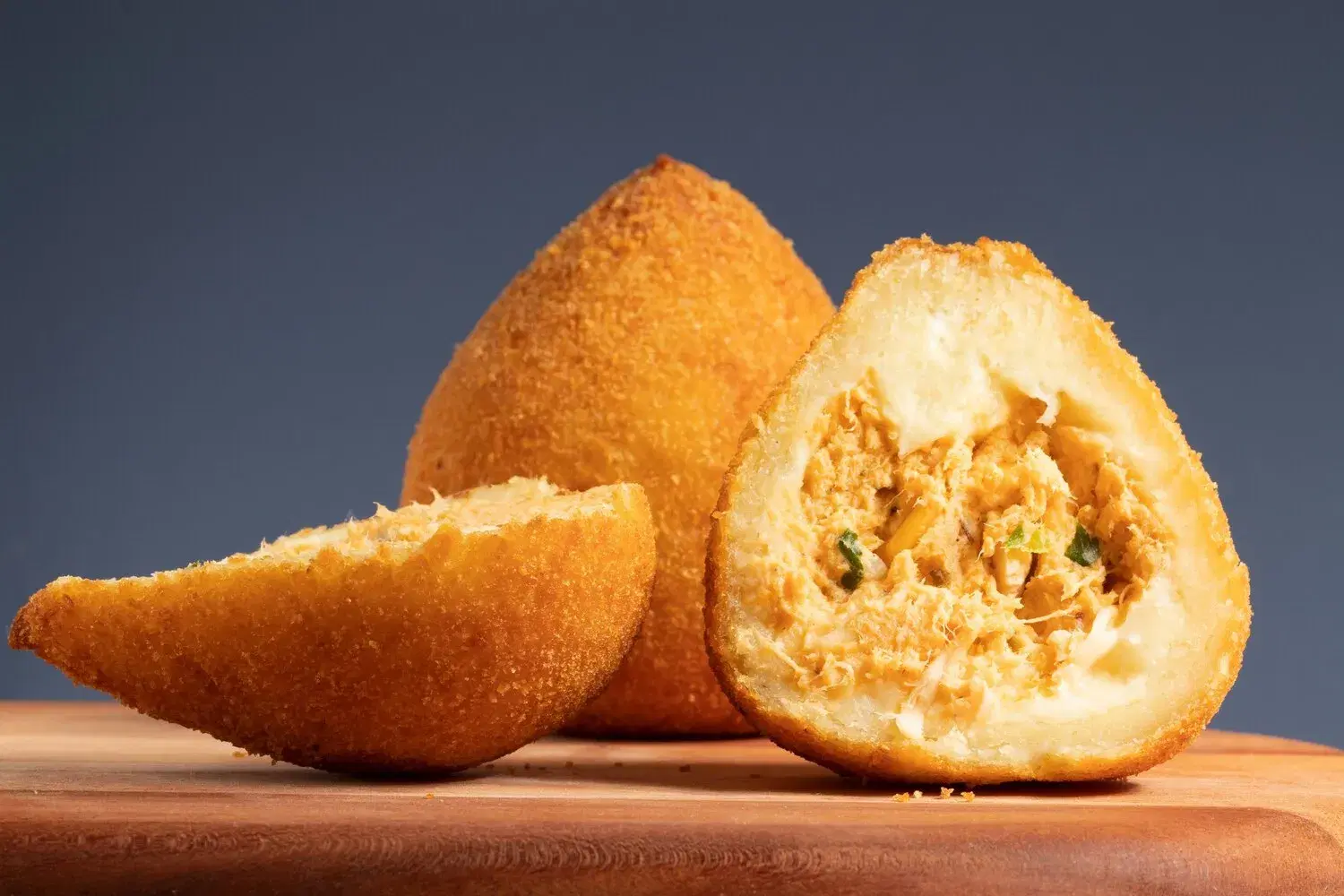 Coxinha de Frango Coxinha de Frango https://4kym48m6w0dj35od.public.blob.vercel-storage.com/dishes/internal/coxinha-de-frango-1763989055218.webp