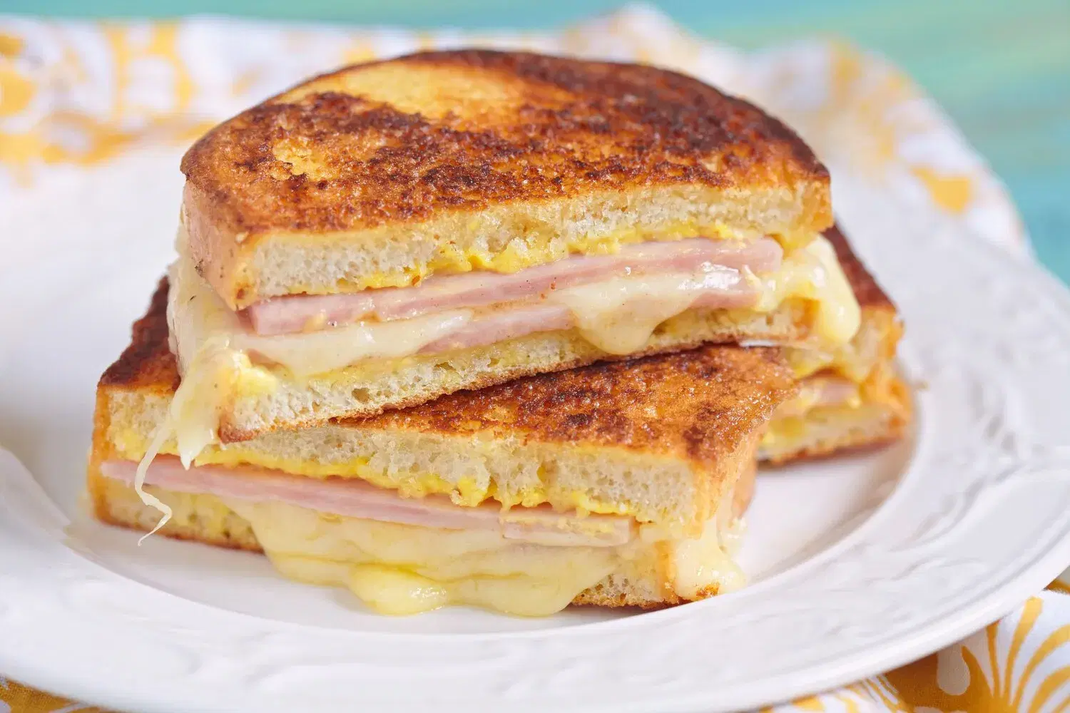 Croque Monsieur Croque Monsieur https://4kym48m6w0dj35od.public.blob.vercel-storage.com/dishes/internal/croque-monsieur-1759360636183.webp